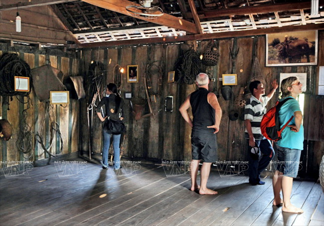 Maison exposant des outils de chasse et de domptage d’éléphants du légendaire chasseur Ama Kong, au hameau de Ban Dôn.