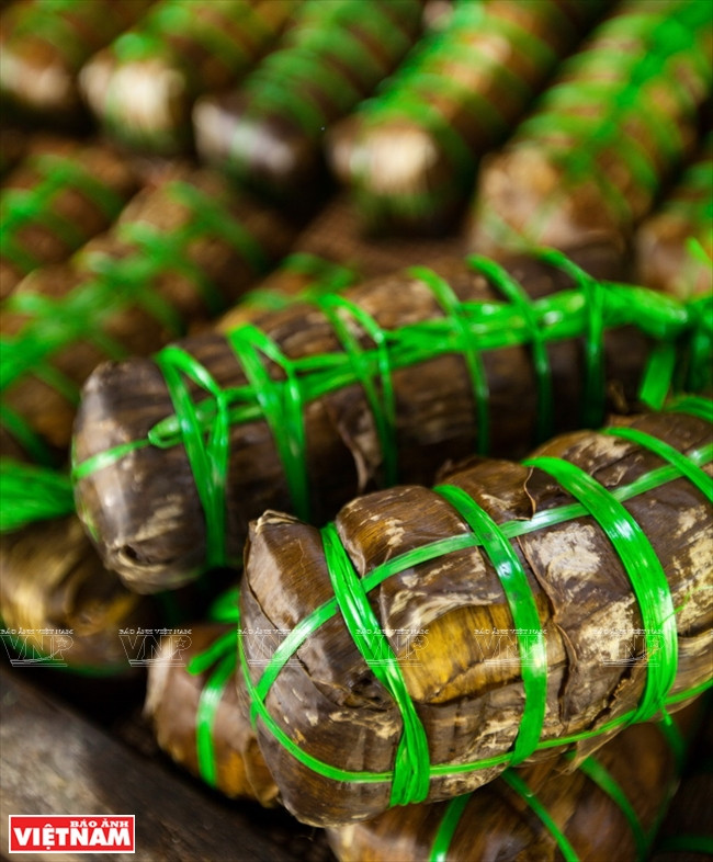 Aux festivités ou pendant les jours du Têt traditionnel, Madame Trong vend chaque jour un millier de "Banh tet"