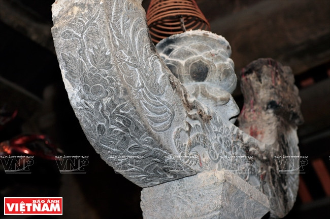 Un brûle-parfum datant de 1832 en marbre, l’un des objets les plus anciens de la pagode.