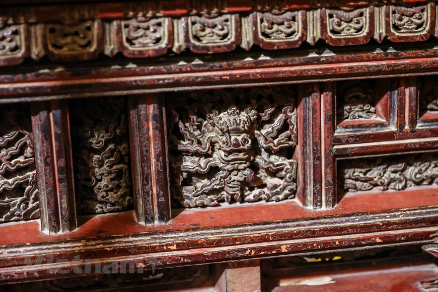 Les Génies gardiens du sol et de la pagode peuvent être placés aussi dans le Hall des cérémonies. Trois Génies taoïstes égarés dans la pagode : Ngoc Hoàng (Empereur du Ciel), Nam Tào (qui préside à la naissance) et Bac Đâu (qui préside à la mort). Huit Bodhisattvas Kim Cuong (Diamant), terreur des esprits malfaisants. Dans le Hall des cérémonies (Bái đuong), on trouve : deux Génies géants (Hô pháp) gardiens de la Loi bouddhique, nommés "Monsieur le Bien" (qui encourage le bien) et "Monsieur le Mal" (qui punit les méchants), les Génies gardiens du sol et de la pagode (Đuc Ông = Monseigneur, Thô Thân). Photo: Vietnamplus