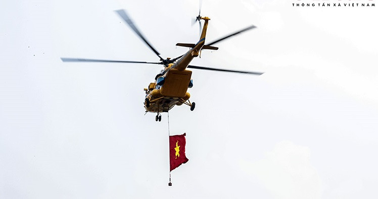 Un hélicoptère portant le drapeau du Vietnam en exercice pour se préparer au Salon international de défense du Vietnam 2022 Photo: VNA