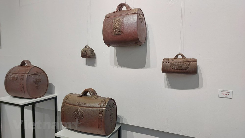 Avant Sanh 2022, le peintre Phan Thanh Son a déjà présenté quatre expositions personnelles dont celle intitulée "Jouer avec l'argile", tandis que le peintre Vu Huu Nhung est le fondateur de la marque de céramique Phu Lang. Selon le peintre Phan Thanh Son, le thème de l'exposition reflète un long voyage de créativité sur différents matériaux. Les œuvres de l'exposition portent sur des sujets familiers tels que l’homme, la famille, des animaux…, mais chaque artiste les aborde dans un style différent, avec sa propre emphase, apportant des expériences artistiques intéressantes pour les visiteurs. L’exposition se déroule jusqu’au 16 novembre à la salle d'exposition de l'Université des Beaux-Arts Industriels. L’entrée est gratuite. Photo: VietnamPlus
