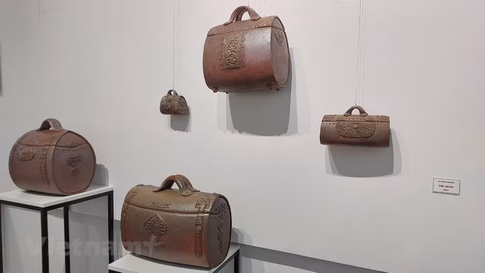Avant Sanh 2022, le peintre Phan Thanh Son a déjà présenté quatre expositions personnelles dont celle intitulée "Jouer avec l'argile", tandis que le peintre Vu Huu Nhung est le fondateur de la marque de céramique Phu Lang. Selon le peintre Phan Thanh Son, le thème de l'exposition reflète un long voyage de créativité sur différents matériaux. Les œuvres de l'exposition portent sur des sujets familiers tels que l’homme, la famille, des animaux…, mais chaque artiste les aborde dans un style différent, avec sa propre emphase, apportant des expériences artistiques intéressantes pour les visiteurs. L’exposition se déroule jusqu’au 16 novembre à la salle d'exposition de l'Université des Beaux-Arts Industriels. L’entrée est gratuite. Photo: VietnamPlus
