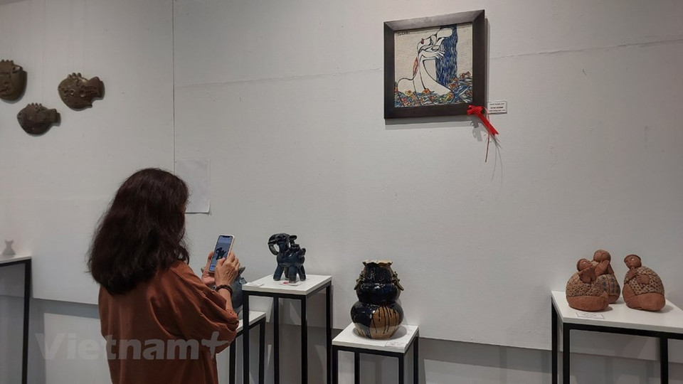 Les céramiques étaient utilisées à la Cour mais aussi dans la vie quotidienne des gens. De nombreux émaux furent créés à cette époque, dont la céramique émaillée blanche, le céladon (ou porcelaine verte), la céramique émaillée brune, la céramique bleue et blanche (pinyin) apparue à la fin du XIVe siècle. Du XVe au XVIIe siècle, la période est faste pour le développement des échanges commerciaux entre le Vietnam et de nombreux pays à travers le monde. La poterie était alors un article d’exportation important. On trouve de nombreux types de produits en céramique (notamment objets d’usage quotidien, de culte), en émaux typiques (email bleu et blanc, émail bleu gris) et avec divers thèmes décoratifs (principalement dragons, phénix, nuages).Photo: VietnamPlus