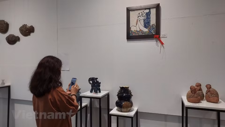 Les céramiques étaient utilisées à la Cour mais aussi dans la vie quotidienne des gens. De nombreux émaux furent créés à cette époque, dont la céramique émaillée blanche, le céladon (ou porcelaine verte), la céramique émaillée brune, la céramique bleue et blanche (pinyin) apparue à la fin du XIVe siècle. Du XVe au XVIIe siècle, la période est faste pour le développement des échanges commerciaux entre le Vietnam et de nombreux pays à travers le monde. La poterie était alors un article d’exportation important. On trouve de nombreux types de produits en céramique (notamment objets d’usage quotidien, de culte), en émaux typiques (email bleu et blanc, émail bleu gris) et avec divers thèmes décoratifs (principalement dragons, phénix, nuages).Photo: VietnamPlus