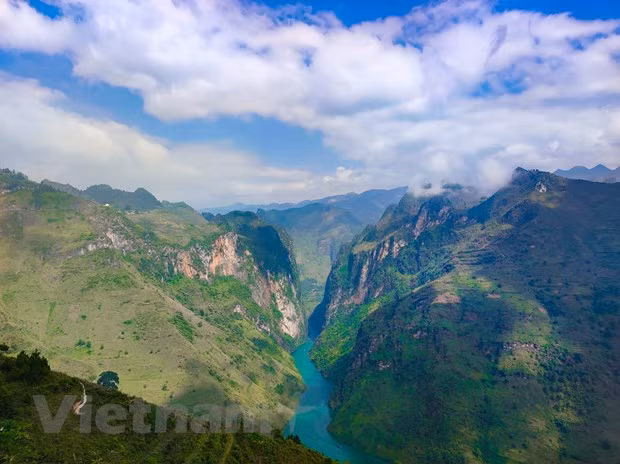 Le col de Ma Pi Leng est l'un des plus beaux sites du Nord-Ouest, et l’un des quatre plus hauts cols du pays. À 2.000m d'altitude, il est le toit du parc géologique du plateau calcaire de Dông Van. Il offre des vues spectaculaires sur la rivière Nho Que. D’une longueur de 200 km, la route a été construite entre 1959 et 1965 par les jeunes volontaires de 16 ethnies vivant dans huit provinces du Nord du Vietnam. Son nom signifie littéralement «museau du cheval» en langue locale. Il reflète le danger et la hauteur de la montagne où les chevaux mourraient de fatigue en le franchissant. En 2009, la montagne de Ma Pi Leng a été inscrite au patrimoine national de sa structure géologique et son paysage. Photo: VietnamPlus