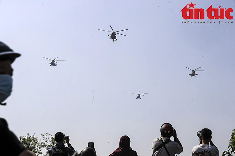 Des habitants contemplent la démonstration d’hélicoptères et avions de combat de l'Armée populaire du Vietnam Photo: VNA