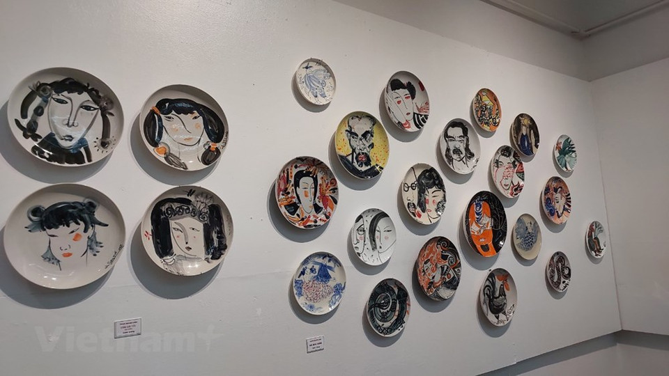 Au cours des dix premiers siècles de notre ère, sur la base de la tradition de la poterie de Dông Son, les Viêt anciens ont absorbé des techniques chinoises modernes, étendant l'échelle de production pour créer une gamme de céramiques aux couleurs vietnamiennes. Cela a contribué à faire du Vietnam l’un des rares pays au monde dont la poterie est née tôt et s'est développée en continu. C’est la base du fondement des lignes de céramique émaillée des périodes suivantes, en particulier au cours des dynasties des Ly (1009-1225) et des Trân (1225-1400). Du XIe au XIVe siècle, la céramique des dynasties des Ly et Trân s'est développée indépendamment, explorant ses propres thèmes décoratifs. Il s'agit d’une des pages les plus brillantes de la poterie vietnamienne. Photo: VietnamPlus