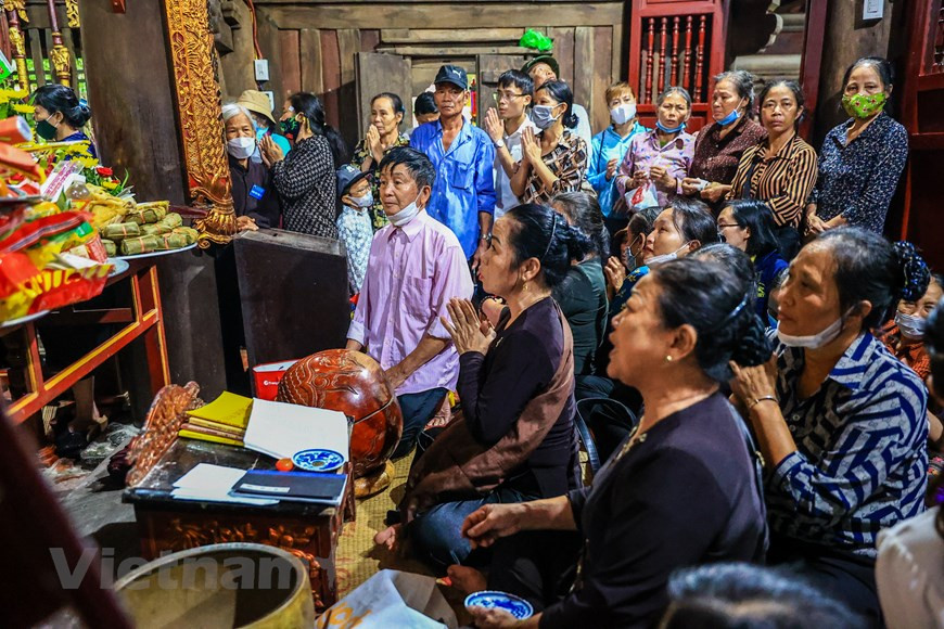 La pagode de Keo est entre autres célèbre pour son clocher à trois toits superposés, avec des balcons de grande finesse. L’édifice ressemble à une fleur de lotus s’épanouissant parmi les arbres qui l’entourent. Sa forme architecturale de style classique, de onze mètres et demi de haut, contient trois énormes cloches. Ces dernières furent construites à partir de bois précieux, et forment un système complexe de montants et de rampes reliées par des mortaises supportant un dôme fait de tuiles. Au premier étage se trouve un gong en pierre de 1,2 mètre de long. Au deuxième, une cloche en cuivre de 1,3 mètre de haut, fondue en 1686. Au troisième, une autre cloche, datant de 1796. Photo: Vietnamplus