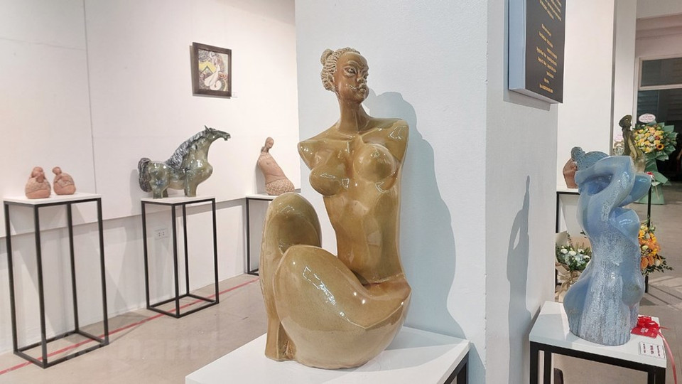 Quelques centres de production de céramique célèbres de l’époque se trouvent à Bat Tràng (Hanoï), dans le district de Nam Sach, de Binh Giang (province de Hai Duong, Nord). À partir du XVIIIe siècle, les vicissitudes historiques ont fait disparaître progressivement les centres de production. Seul celui de Bat Tràng a traversé des périodes historiques difficiles pour survivre et se développer jusqu’à aujourd’hui, devenant un "musée vivant" de la céramique vietnamienne. Les produits du village de Bat Trang sont toujours appréciés pour leurs qualité, originalité et beauté, tant à l'intérieur qu'à l'extérieur du pays. Ils sont présents sur des marchés internationaux, même les plus exigeants comme ceux du Japon, de la France, des Pays-Bas, de la Grande-Bretagne, du Portugal, des États-Unis, etc. Photo: VietnamPlus