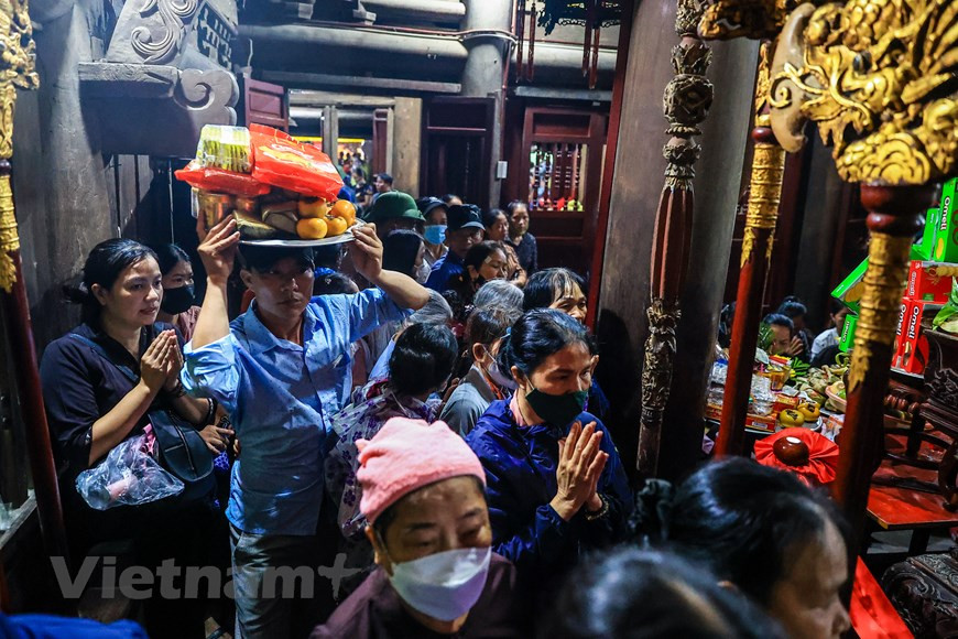 Dans les corridors, il y a 16 ou 18 Arhats (La Hán), saints bouddhiques, et des grottes où sont représentés les jugements et supplices de l’Enfer (mat dông) ; on y voit parfois les Dix Rois des Enfers. Les indépendances derrière l’édifice central comprennent des pièces (nhà Tô) pour le culte des Papes bouddhiques défunts dont le Bodhidharma (Bô Đê Đat Ma) indien à la barbe en collier et au teint bronzé, et pour le culte des patriarches de la pagode elle-même, à quoi s’ajoutent des pièces pour le culte de tous les génies (chu vi), des esprits, des immortels, des divinités et des Déesses-Mères du taoïsme populaire (điên tho Mâu, phu), une pièce réservée à ceux qui se sont assurés le droit de culte (hâu) pour leurs parents morts, les logements des bonzes. Photo: Vietnamplus