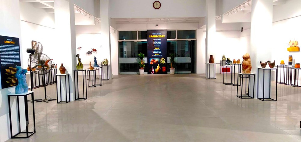 L'exposition "Sanh 2022" s'est ouverte le soir du 8 novembre, présentant au public plus de 80 œuvres de cinq artistes qui sont conférenciers à l'Université des Beaux-Arts Industriels. Quelques-uns d’entre eux ont participé à des expositions prestigieuses au Vietnam et à l'étranger et ont remporté de nombreux prix pour leurs œuvres en céramique. On y retrouve les peintres Phan Thanh Son (né en 1974) de la Faculté des beaux-arts traditionnels, Ngo Ba Hoang (1974), Vu Huu Nhung (1975), Hoang Van Tung (1983) de la Faculté de décoration intérieure et extérieure et Le Van Khuy (1983) de la Faculté des beaux-arts de base. Photo: VietnamPlus