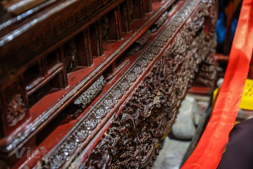 L’édifice central a un sanctuaire principal (Tam bao ou Chính điên) précédé du Hall des cérémonies (Bái đuong), sorte de péristyle où l’on officie. Le sanctuaire principal comporte des gradins sur lesquels sont placées des statues. Près de la toiture siègent à la première rangée les Trois statues (Tam thê) représentant le Passé, le Présent et le Futur, ou les Trois Corps de Bouddha. Au deuxième rang figure Amitabha (A Di Ðà), Bouddha de la Terre Pure (Tinh Đô) du Paradis de l’Ouest, dont la statue est même plus grande que celle de Çakyamuni, le Bouddha historique. Amitabha est flanqué de deux "aspirants-bouddha" ou bodhisattvas (Bô Tát). Photo: Vietnamplus