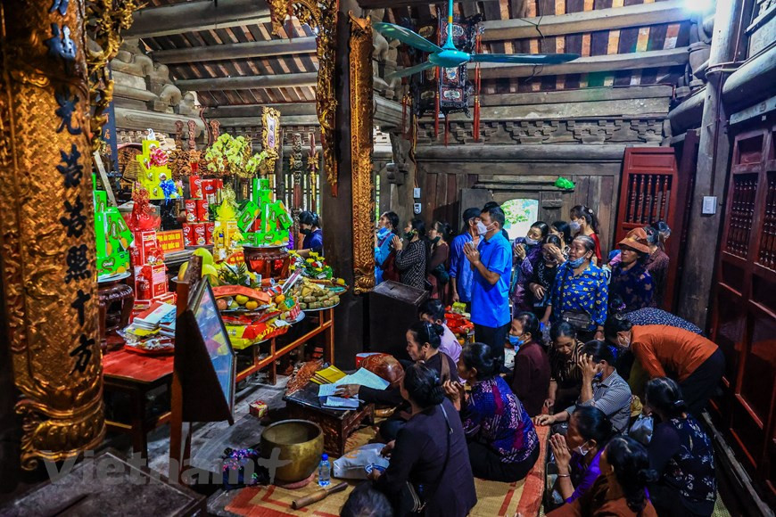 L'autel de la pagode Keo, dans la commune de Duy Nhât, district de Vu Thu, province de Thai Binh au Nord, a été reconnu en octobre 2022 "trésor national" par le ministère de la Culture, des Sports et du Tourisme. Cet autel en bois, mesurant 227 centimètres de long, 156 centimètres de large et 153 centimètres de haut, est le plus grand du genre au Vietnam. Daté du XVIIe siècle, l'autel a été minutieusement et délicatement sculpté et a été conservé jusqu'à nos jours presque intact. L’œuvre a été faite entièrement à la main et comporte plus de 1.000 motifs habilement sculptés. Photo: Vietnamplus