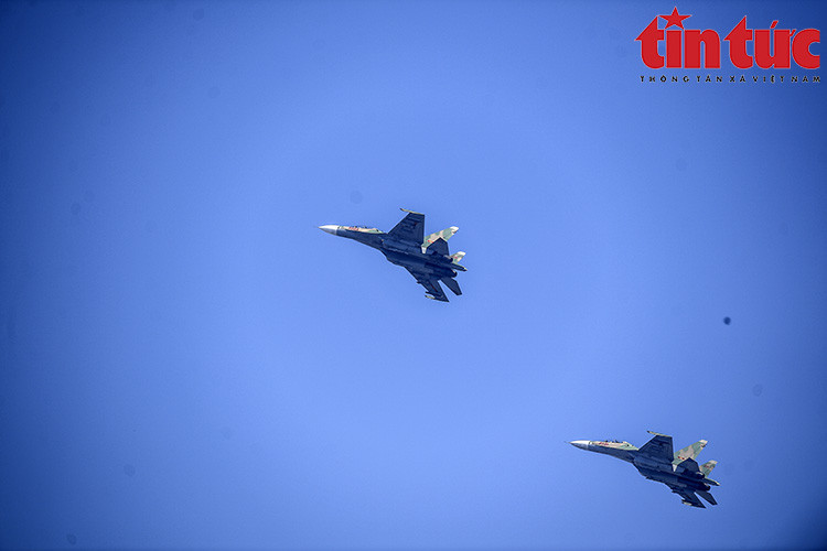 Des avions de chasse Su-30MK2 dans le ciel de Hanoï Photo: VNA