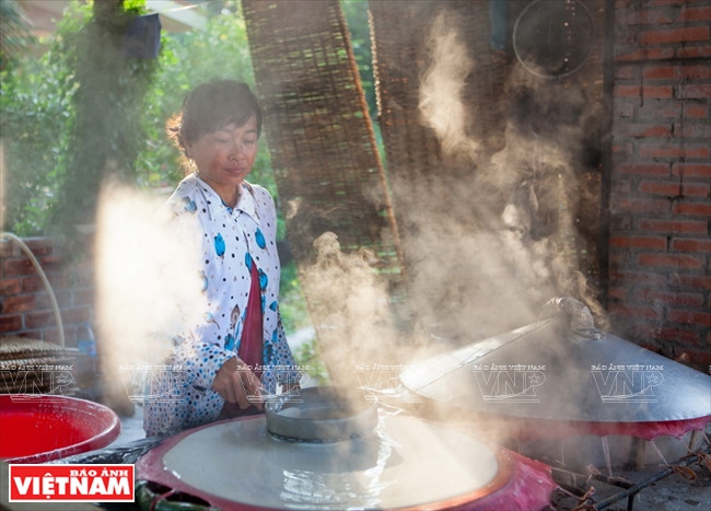 Fabrication des galettes de riz, un métier traditionnel de Cân Tho.