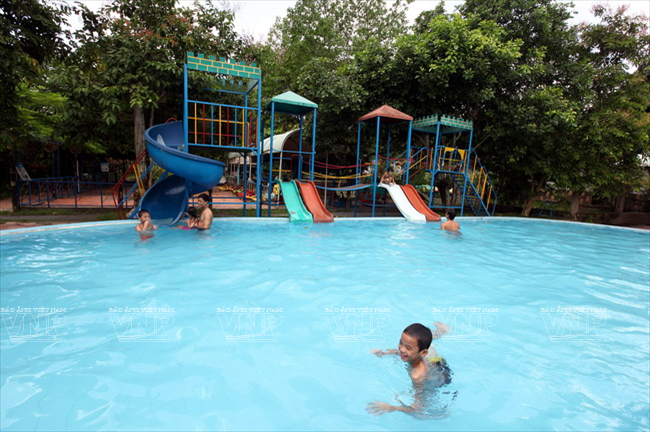 Une piscine à l’éco-parc Binh My.