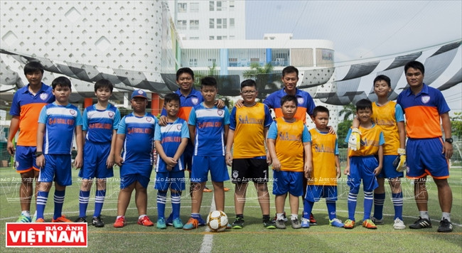 L'entraîneur et les joueurs de l’Académie S &amp; A à Hô Chi Minh-Ville.