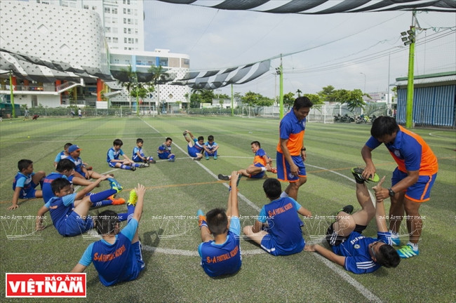 Les joueurs commencent chaque entraînement par un échauffement.