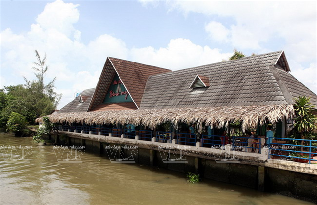 Restaurant au bord de la rivière Saïgon.