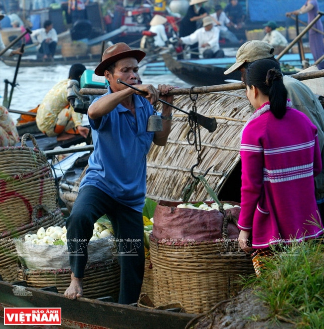 outes les activités de l'achat, l'échange des produits agricoles ont eu lieu sur la rivière.