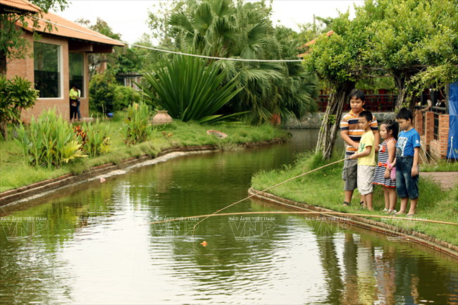 De jeunes touristes s'essaient à la pêche à la ligne.