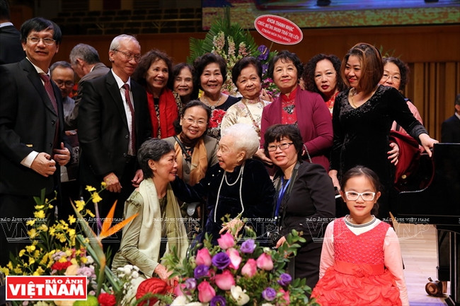 Les artistes de l’Académie nationale de musique adressent leurs compliments à Thai Thi Lien.