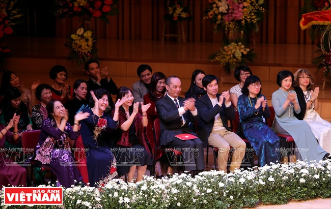Les enseignants de diverses générations de l’Académie nationale de musique applaudissent chaleureusement Thai Thi Lien.