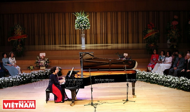 Les pianistes Trân Tuyêt Minh et Hoang Kim Dung, d’anciens élèves de Thai Thi Liên,​ sur scène.