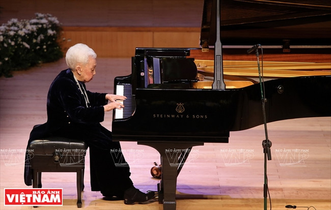 L’Artiste et Enseignante du Peuple Thai Thi Lien lors du concert.