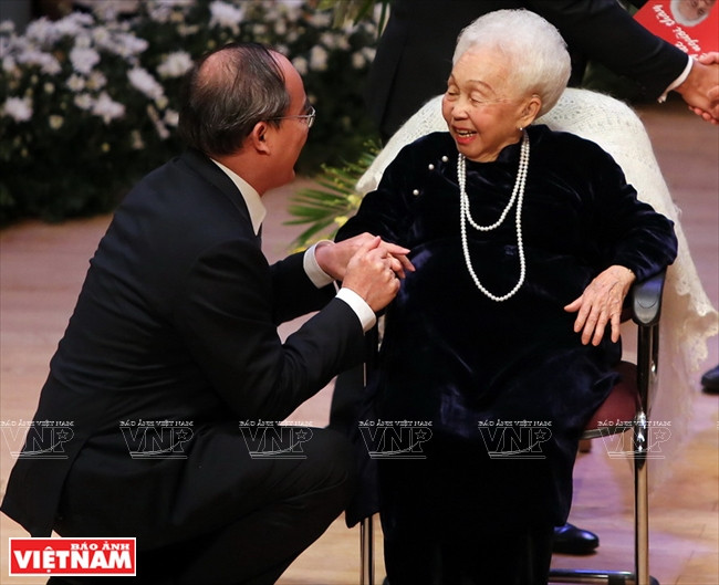 Nguyên Thiên Nhân, secrétaire du Comité du Parti de Ho Chi Minh-Ville, présente ses félicitations à Thai Thi Lien.