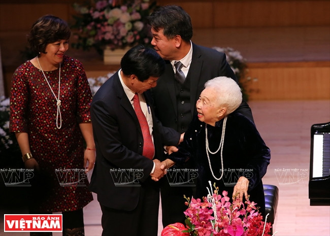 Le ministre de la Culture, des Sports et du Tourisme Nguyên Ngoc Thiên offre un bouquet à Thai Thi Liên.