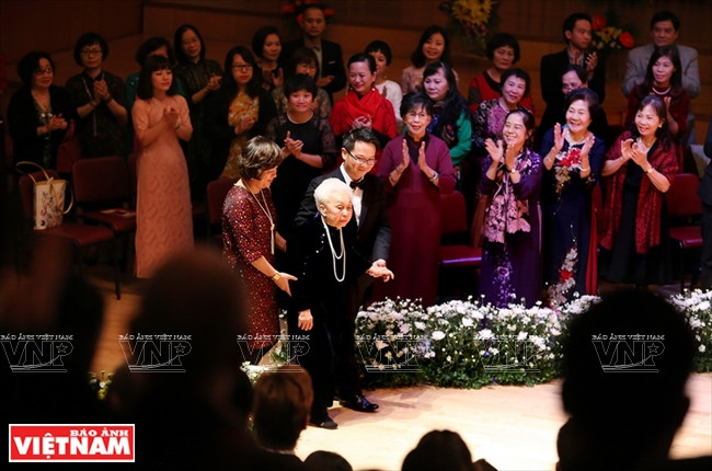 Le soir du 23 novembre, l’Académie nationale de musique a organisé une soirée musicale honorant l’Artiste et Enseignante du Peuple Thai Thi Lien, qui vient d’être centenaire et est le seul des sept fondateurs de l’Académie nationale de musique encore vivant.
