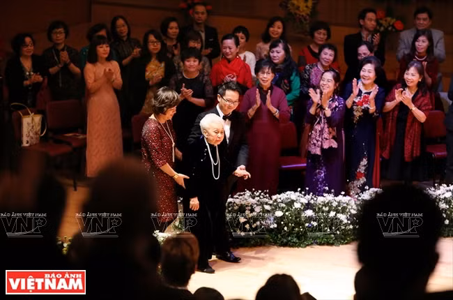 Le soir du 23 novembre, l’Académie nationale de musique a organisé une soirée musicale honorant l’Artiste et Enseignante du Peuple Thai Thi Lien, qui vient d’être centenaire et est le seul des sept fondateurs de l’Académie nationale de musique encore vivant.