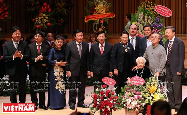 La présidente de l’Assemblée nationale, Nguyên Thi Kim Ngan, des dirigeants du Parti et de l’État, des délégués, et l’Artiste et Enseignante du Peuple Thai Thi Liên.