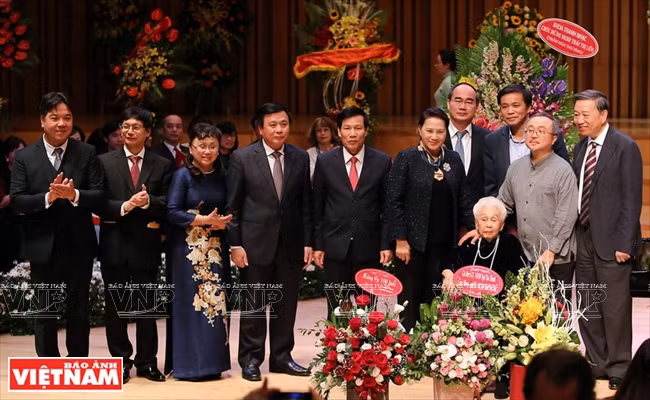La présidente de l’Assemblée nationale, Nguyên Thi Kim Ngan, des dirigeants du Parti et de l’État, des délégués, et l’Artiste et Enseignante du Peuple Thai Thi Liên.