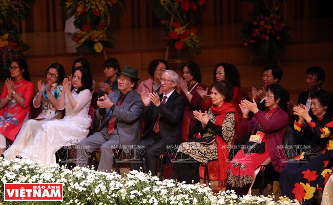 Hommage appuyé des meilleurs élèves de l’Artiste et Enseignante du Peuple Thai Thi Lien.