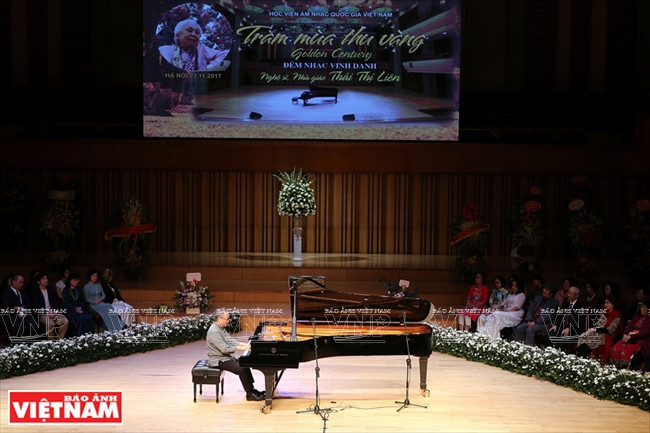 L’Artiste du Peuple Dang Thai Son exécute ''Jeux d’eau'' et ​''Alborada del Gracioso​'' de Ravel. 