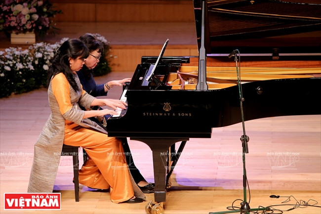 L’Artiste du Peuple, Tran Thu Ha, fille de Thai Thi Lien, et l’artiste Dan Thu Nga, sa petite-fille, ont joué ensemble l’œuvre ''Les Danses slaves N°5'' d'Antonin Dvořák, en guise de cadeau à Thai Thi Liên.