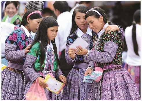 Les filles H’Mông, charmantes et discrètes, font le bonheur des photographes. 