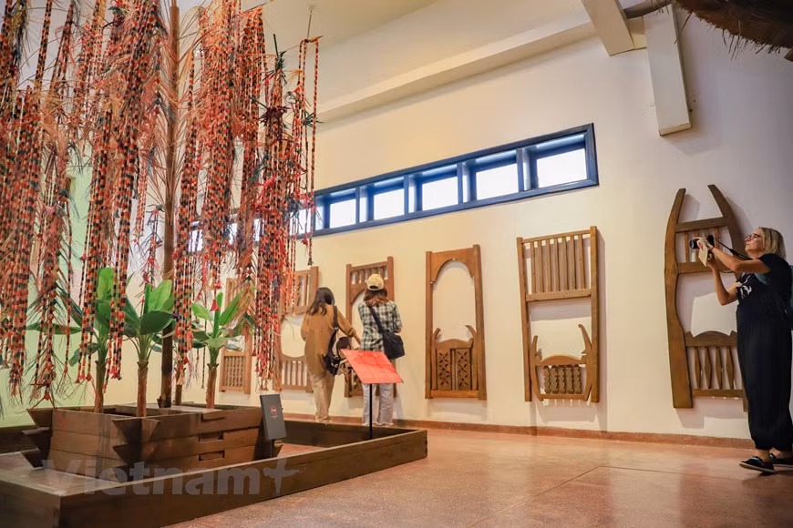 En plus des expositions permanentes, le musée d’ethnographie du Vietnam organise régulièrement des expositions thématiques et coordonne avec des communautés pour organiser des spectacles sur l’artisanant et les types de cultures populaires différentes. Au musée d’ethnographie du Vietnam, des propriétaires des cultures ont l’occasion et des conditions pour présenter leur identité culturelle par eux-même. Cette forme d’activité a contribué très positive à la conservation de la culture humaine. Grâce aux programmes d’activités mentionnés, le musée d’ethnographie du Vietnam est toujours une destination attirante des touristes dans le pays et à l’étranger, surtout le public de Hanoi, qui vient pour visiter, étudier à travers des activités pratiques de culture et de divertissement, etc. Photo : Vietnam+
