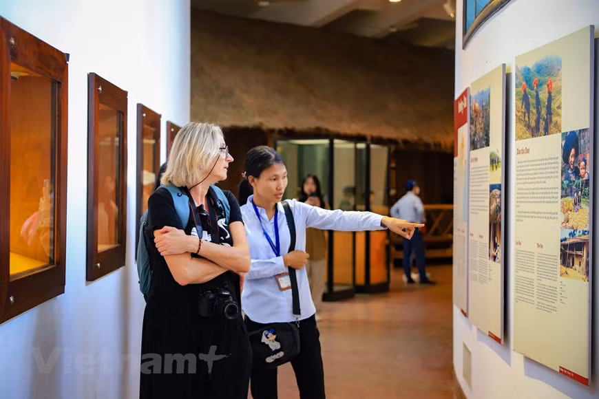 Aujourd’hui, ce musée possède près de 27.000 objets dont plus de 23.000 issus du Vietnam, les autres provenant d’autres pays, essentiellement d’Asie du Sud-Est. On y trouve aussi 11 mille photos documentaires retraçant les traditions et la vie quotidienne des différentes ethnies. Ici, chaque année, on organise des manifestations telles que les festivités populaires, les foires de l’artisanat, les échanges des connaissances ou des marchandises entre des ethnies du Vietnam. Cet endroit est idéal pour les enfants ainsi que pour les amateurs de photographie puisque le lieu est calme et verdoyant. C’est pourquoi, le musée est hautement apprécié sur la dynamique, l’efficace dans les activités pour servir le public. Photo : Vietnam+ 
