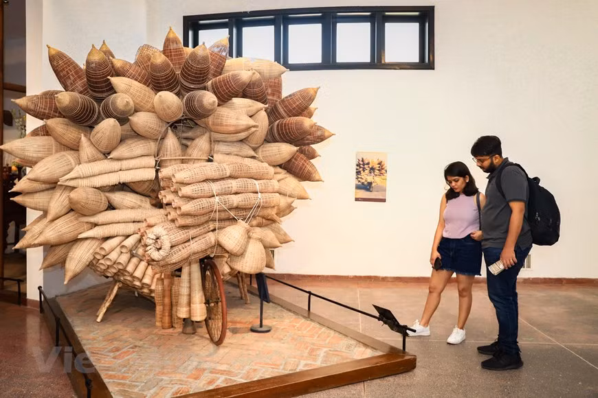 Au musée, les visiteurs ont l’occasion de participer à des jeux folkloriques, en produisant eux-mêmes des jouets traditionnels, en lisant des livres, en regardant des films sur les festivités, mœurs et coutumes… Depuis une dizaine d’années, le Musée d’ethnographie est un des plus attrayants pour les visiteurs tant vietnamiens qu’étrangers. Lieu de conservation et de mise en valeur de l’identité culturelle vietnamienne, surtout celle des minorités ethniques, il s'est affirmé parmi les musées nationaux. Le musée s’est classé à plusieurs reprises dans la liste des musées les plus attirants en Asie, classement établi par le célèbre site de voyage TripAdvisor. Il s’est vu décerner de nombreux prix dont celui de "Destination la plus attrayante du Vietnam". Photo : Vietnam+