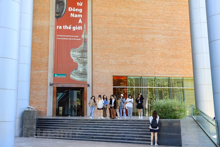 La zone d’exposition de l’Asie du Sud-Est (inaugurée en fin 2013) vise à associer le Vietnam à la région, créant le contexte pour que les visiteurs peuvent reconnaître l’uniformité dans la diversité culturelle entre la culture des ethnies du Vietnam et celle des ethnies de l’Asie du Sud-Est en portant sur cinq thèmes : le textile, la vie quotidienne, la vie sociale, l’arts du spectacle et les religions et croyances. Entre les couleurs culturelles très multiformes de l’ensemble des régions de l’Asie Sud-Est, il existe des cultures qui peuvent créer une identité commune dans le but de construire une communauté d’Asie du Sud-Est comme une substance régionale, dont le premier musée de l’Asie du Sud-Est est présenté dans le jardin du musée. Photo : Vietnam+