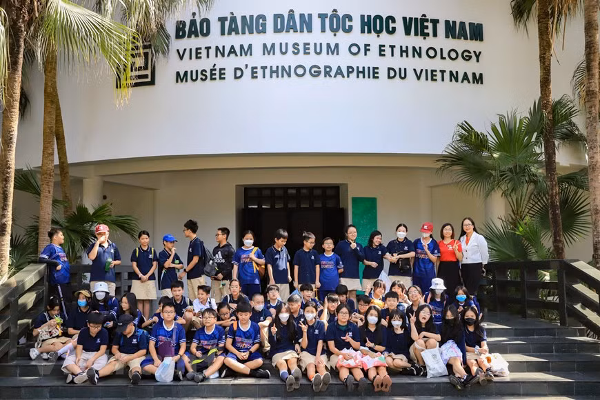 La visite au musée est une bonne façon de mieux connaître la culture vietnamienne. Les visiteurs peuvent y découvrir et comprendre la culture de 54 ethnies vietnamiennes. L’exposition est bien structurée avec des explications en anglais et en français. En plein air, les visiteurs ont l’occasion d’admirer l’habitat typique de plusieurs minorités ethniques. A ce jour, plus de 200 expositions y ont été organisées, sans compter des dizaines de cours de recyclage et de tables rondes, avec la participation de nombreux experts vietnamiens et étrangers. Parmi tous les sites de la capitale, le musée d’ethnographie du Vietnam est devenu un des plus attrayants pour les visiteurs tant vietnamiens qu’étrangers. Photo : Vietnam+