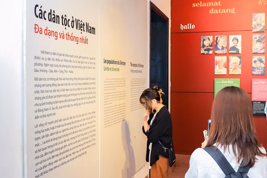 Le bâtiment "Tambour de bronze" expose 54 groupes ethniques vietnamiens selon une organisation thématique. L’espace est réparti sur environ 2000 m2, la diversité de la culture et du mode de vie des groupes ethniques du Vietnam est présentée de façon très vivante. Le principe de disposition de l’exposition est représenté selon le groupe linguistique, la famille linguistique, le groupe d’ethnies, et le terrain de bas à haut. Les objets de la vie contemporaine sont sélectionnés très subtiles, la mode d’exposition est disposée de manière scientifique, des notes très professionnelles, les textes à 3 niveaux exprimés en trois langues: vietnamien, français et anglais. Photo : Vietnam+