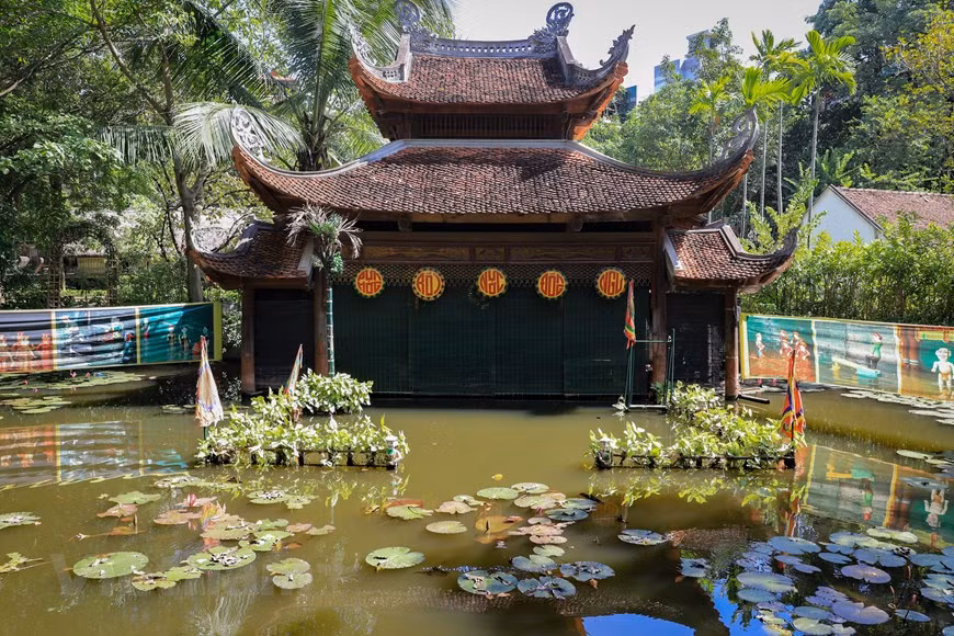 Au musée, il y a un théâtre de marionnettes sur l’eau. La construction a été réalisée par des artistes des villages de Chàng Son et Sài Son, en banlieue de Hanoi, la scène pour les spectacles de marionnettes sur l’eau s’avère être caractéristique de la région du delta du Nord. Cette scène permet aux troupes de marionnettes de présenter leurs spectacles dans les meilleures conditions possibles afin que leur public vietnamien comme étranger puisse découvrir cet art original du Nord du Vietnam. Selon la tradition, la scène peut être fixe ou démontable pour les troupes itinérantes. Les marionnettistes, plongés dans l’eau jusqu’au torse, sont cachés derrière un rideau de lamelles de bambou. À travers les interstices, ils peuvent observer le public. Ce rideau de bambou est décoré de tissus avec des motifs représentant des animaux fabuleux, dragon et phénix. Photo : Vietnam+