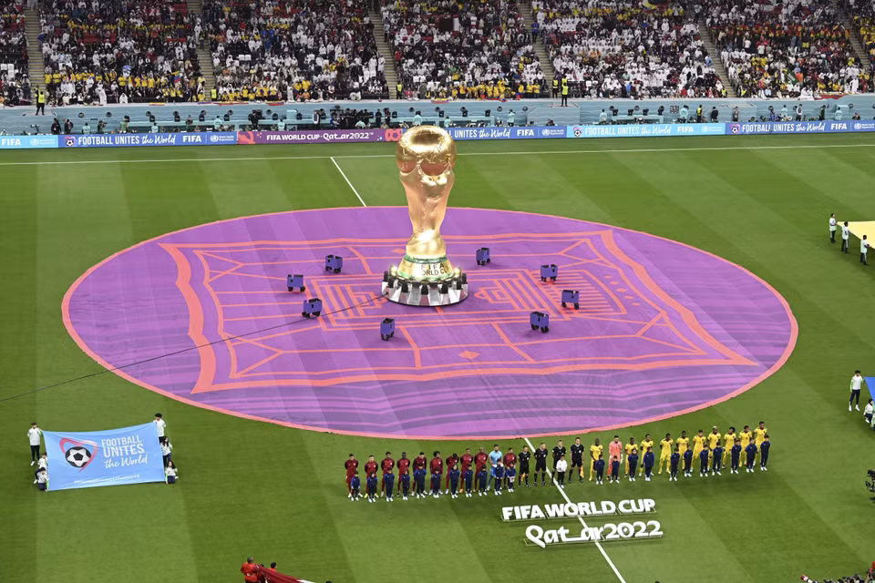 Les joueurs du Qatar (maillot rouge) et de l'Equateur se préparent à leur premier match. Photo: AFP/VNA