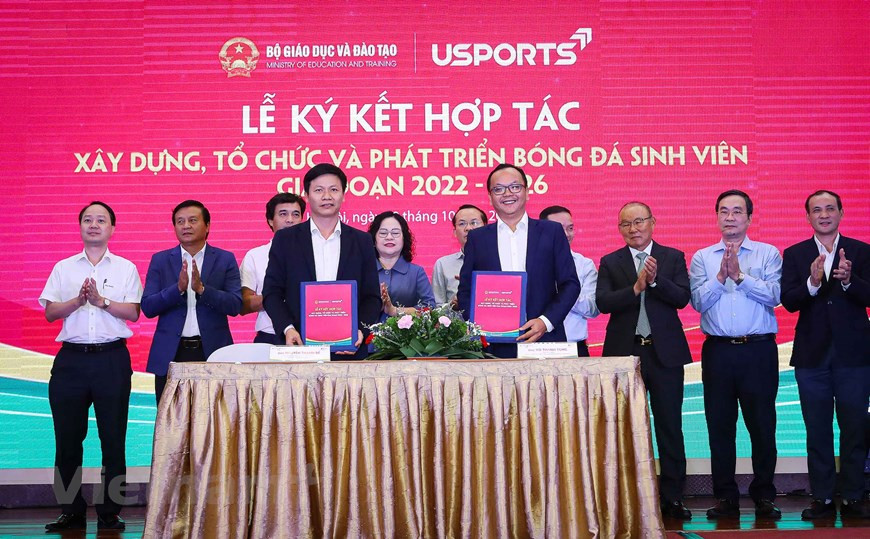 L’entraîneur en chef sud-coréen Park Hang-seo a étudié au lycée Gyeongsin après avoir obtenu son diplôme d'études secondaires, il s’est ensuite spécialisé sur l’étude des plantes à l'Université de Hanyang. Cependant, après avoir obtenu son diplôme, il a suivi une voie complètement différente grâce à son expertise en matière de tactique dans le football. En 2020, il a reçu l'Ordre du Travail de deuxième classe du Vietnam. Ses deux assistants que sont Lee Young Jin et Kim Han Yoon se sont vus décerner le certificat de mérite national du Premier ministre. Des récompenses sont attribuées pour honorer les contributions de Park Hang-seo et de ses deux assistants au développement du football vietnamien. Photo : VietnamPlus