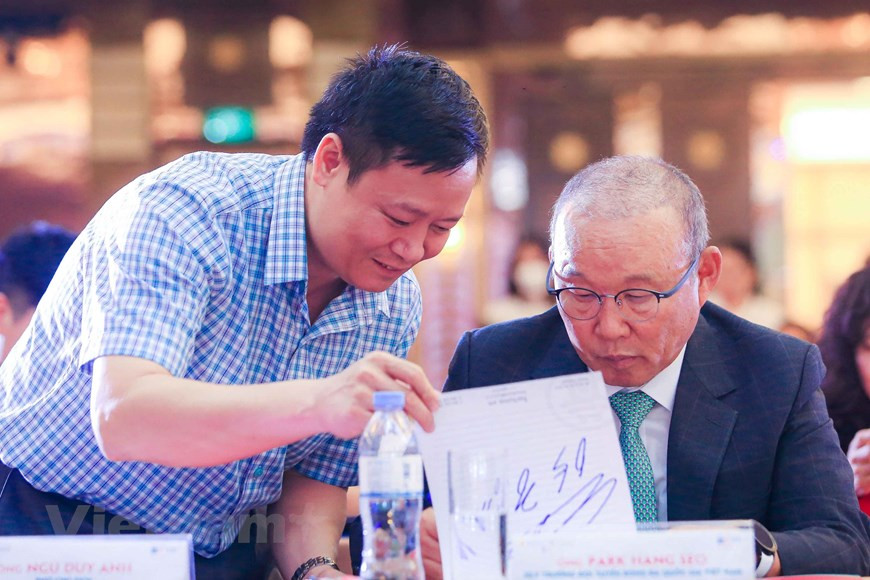 Park Hang-seo a dirigé pendant cinq ans avec responsabilité, professionnalisme et dévouement, l’équipe nationale du Vietnam et l'équipe nationale U23 (des moins de 23 ans). Ce travail lui a permis d’obtenir continuellement des succès éclatants, dont la médaille d’argent au Championnat d’Asie U23 en 2018, la 4e place aux Jeux Asiatiques 2018 (ASIAD 18), deux médailles d'or consécutives aux 30e et 31e Jeux sportifs d’Asie du Sud-Est (SEA Games), le champion de la Coupe AFF Suzuki en 2018, la qualification aux quarts de finale du Championnat d'Asie 2019. Il est ainsi l’entraîneur étranger à voir remporté le plus de titres pour le football national du Vietnam. Photo : VietnamPlus